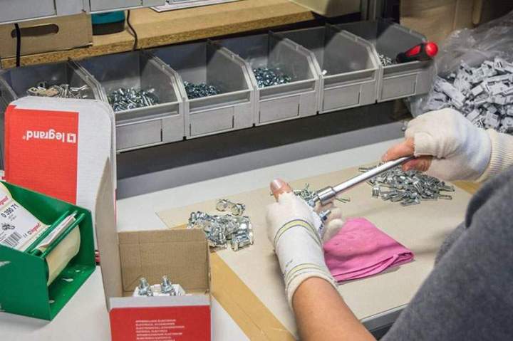 Poste de travail d'assemblage industriel Île-de-France